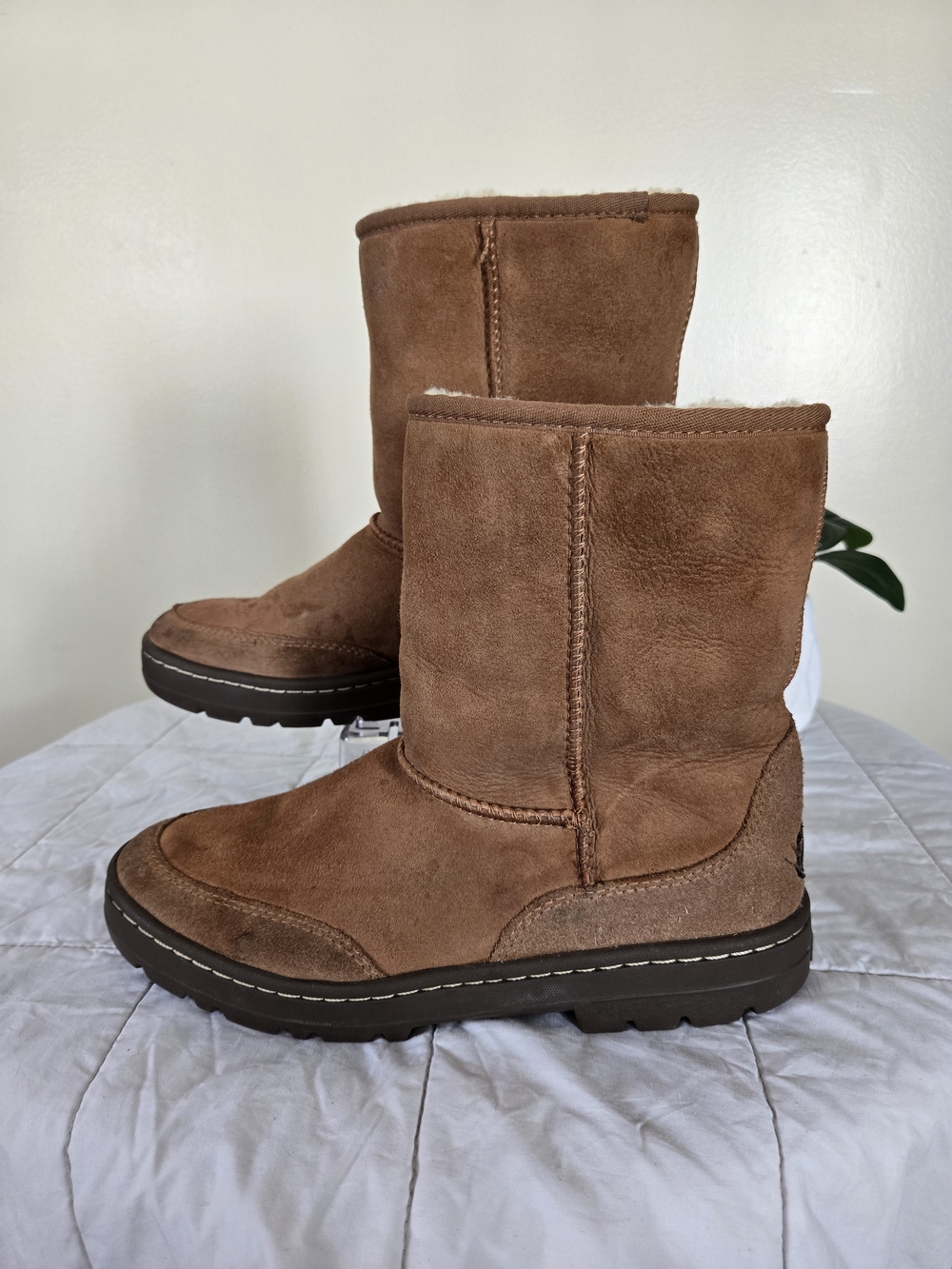 UGG Chestnut Brown Suede Short Shearling Lined Booties Women's Size 9